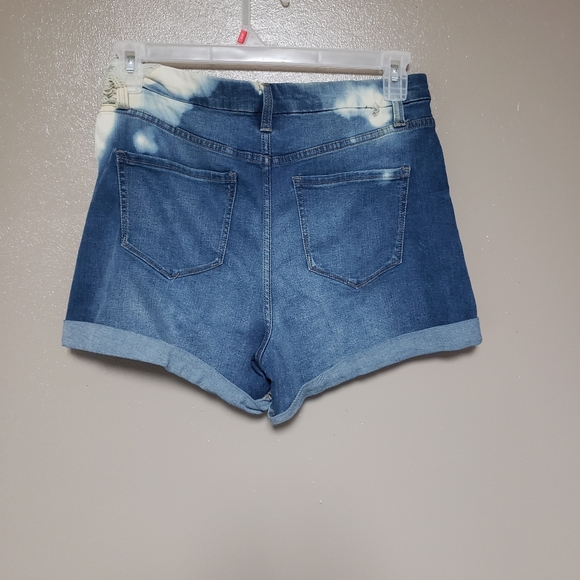 No Boundaries distressed jean shorts  size 13 (juniors) - Picture 2 of 3